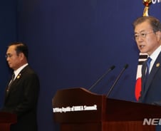 文, 아세안회의 마친 후 "육로로 대륙 가로지르는 일 남아"