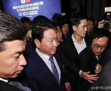 노소영 '1조원대 이혼 맞소송' 왜 하필 지금일까