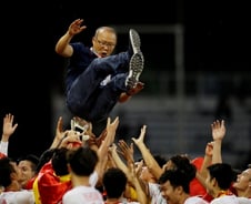 베트남 축구 60년만에 금메달… 박항서 "승리, 베트남 국민 것"