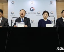 [문답]홍남기 "집값 안정화 안되면 내년 더 강력한 대책 마련"