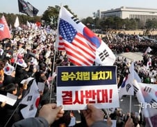 [현장+]난장판된 국회…한국당 지지자들 극렬 시위