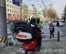 [르포]"음식이…" 단속 3분 만에 잡힌 오토바이, 전동킥보드도 '골치'