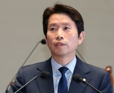 이인영 "역사는 오늘 공수처법통과를 '민주주의 진전'으로 기록할 것"