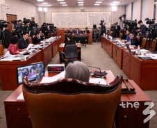 공수처 표결 앞두고 '정회' 다툰 법사위…발묶일 뻔한 추미애