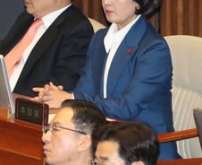 청문회 '쉬는시간'에 본회의장 출석한 추미애…공수처법 표결 참여