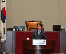 '공수처법 통과' 소식 전한 이인영 "촛불 시민께 작은 선물이길"