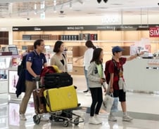 "해외 여행길 가볍게"…면세품 입국장 인도장 생긴다