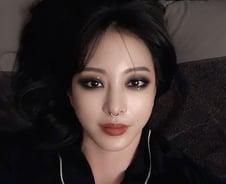 '골든디스크' 한예슬, 코걸이·스모키·컬러렌즈 파격 스타일링