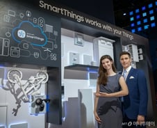 공간·경계 무너진 초연결 세계..'AI·로봇·IoT'가 주인공