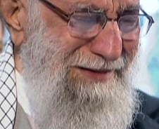 '신'이라 불리는 이란 최고지도자, 장례식장서 눈물