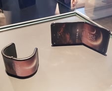 "Z자로 두번 접고 손목에 둥글게 말고"…中TCL 폴더블폰 보니