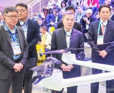 'CES' 두산 공동관 찾아간 하현회 LGU+ 부회장