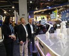 CES 입성한 박정원 두산 회장, "수소 드론으로 美시장 공략"