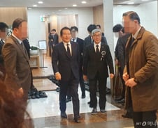 故신격호 회장 빈소 나란히 찾은 황교안·정세균