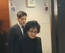 '유통 맞수' 이명희 회장 "신영자 이사장과 친구"…빈소서 45분간 머물러