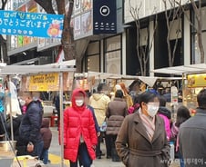 약국앞 긴 줄 "마스크 사려고" '우한폐렴 우려' 명동 가보니…