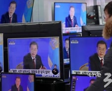 文대통령 "中우한 입국자 전수조사 추진, 정보 투명공개"(상보)