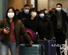 문대통령 "우한 입국자 전수조사, 軍투입도 검토"