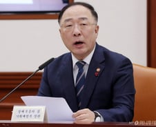 [속보]홍남기 "우한폐렴 경제영향 최소화에 정책역량 총동원"
