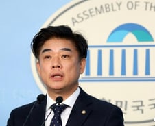 우한 폐렴에 한 국회의원의 결단 "악수 안하겠다"