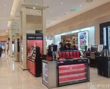 우한 폐렴에 오프라인 '발 동동', 온라인 '반짝'