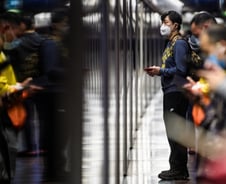 '우한폐렴' 세계 확산… 홍콩선 "집에서 일해라"