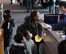 [르포]“승무원도 예외 없다” 중국발 비행기 전수 조사 현장