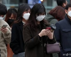 우한 폐렴에 희비 갈린 주가…中소비주↓·마스크주↑