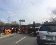 [르포]"우한 교민 못받는다" 트랙터로 진입로 막아선 아산 주민들