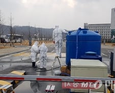 [르포] 소독약 '콸콸'…진천서 우한교민 기다리는 방호대원 셋