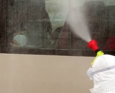 [르포]진천 온 우한 교민들…엄마랑 떨어져 앉은 아이는 '어리둥절'