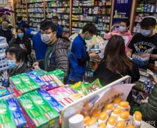 마스크 한 상자에 20만원, 이 가격 실화입니다