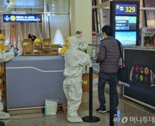 방역복 직원, 까다로운 검역에도…우한탈출 교민들 침착했다