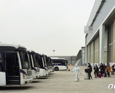 열나서 1차 전세기 못탄 교민, 어떻게 2차 전세기 탔을까