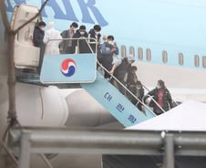 '14일 격리생활' 우한 교민들…생계 보상은?