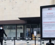 면세점·마트, 확진자 동선 따라 '줄줄이' 임시휴업(종합)