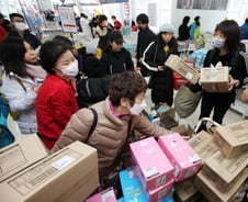 "기부 감사하다" 마스크 뺏는 中정부