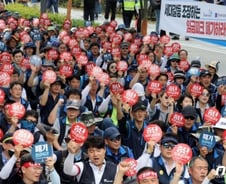 '마스크 대란'에 특별연장근로 확대…양대 노총 "52시간제 퇴색"