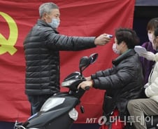 [속보] 신종코로나, 중국내 누적 425명 사망 ·확진 2만438명