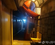[르포]마스크 끼고 호객하는 '미아리텍사스', 손님 뜸하냐 물으니…