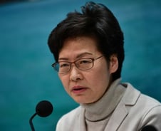 홍콩 첫 사망자 나왔는데… 공무원 '마스크 금지령'