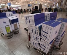 오늘 자정부터 마스크 사재기 엄벌 "최대 징역 2년"