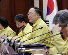 홍남기 "마스크·손 소독제, 국외 대량반출 차단"