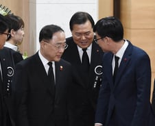 [단독]김상조·홍남기, '신종 코로나 대책' 현대차·롯데 등 재계만난다