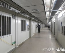 [속보] 신종코로나, 중국내 누적 563명 사망 ·확진 2만8018명