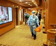 '공포의 日크루즈', 격리된 3700여명 "감옥같다"