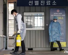 "모범 코로나상 주자"…집에서도 마스크 쓴 17번 확진자