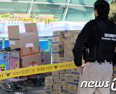 구멍 뚫린 마스크 반출…홍콩으로 2만 7000개 나가도 "불법 아냐"