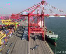 [르포]절반도 못채운 컨테이너선…신종코로나 직격탄 맞은 인천항