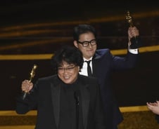 봉준호 "영감 주는 아내에 감사"… '기생충' 아카데미 각본상